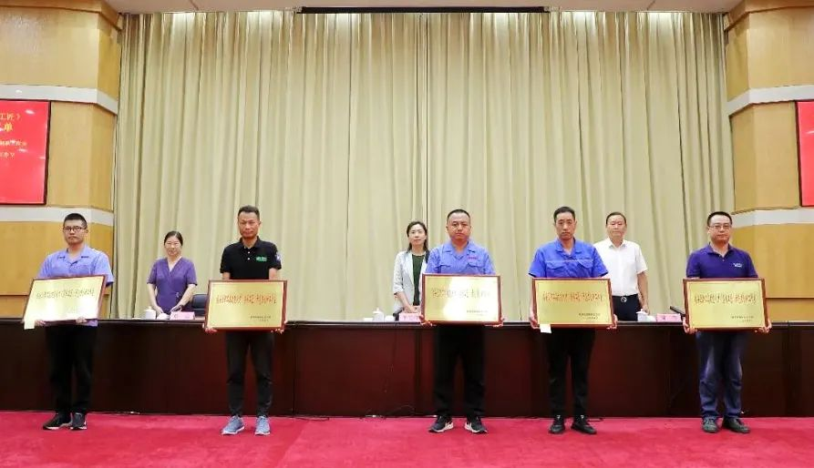 燈塔式人物丨技能大師郎冠軍，照亮萬馬高壓事業(yè)